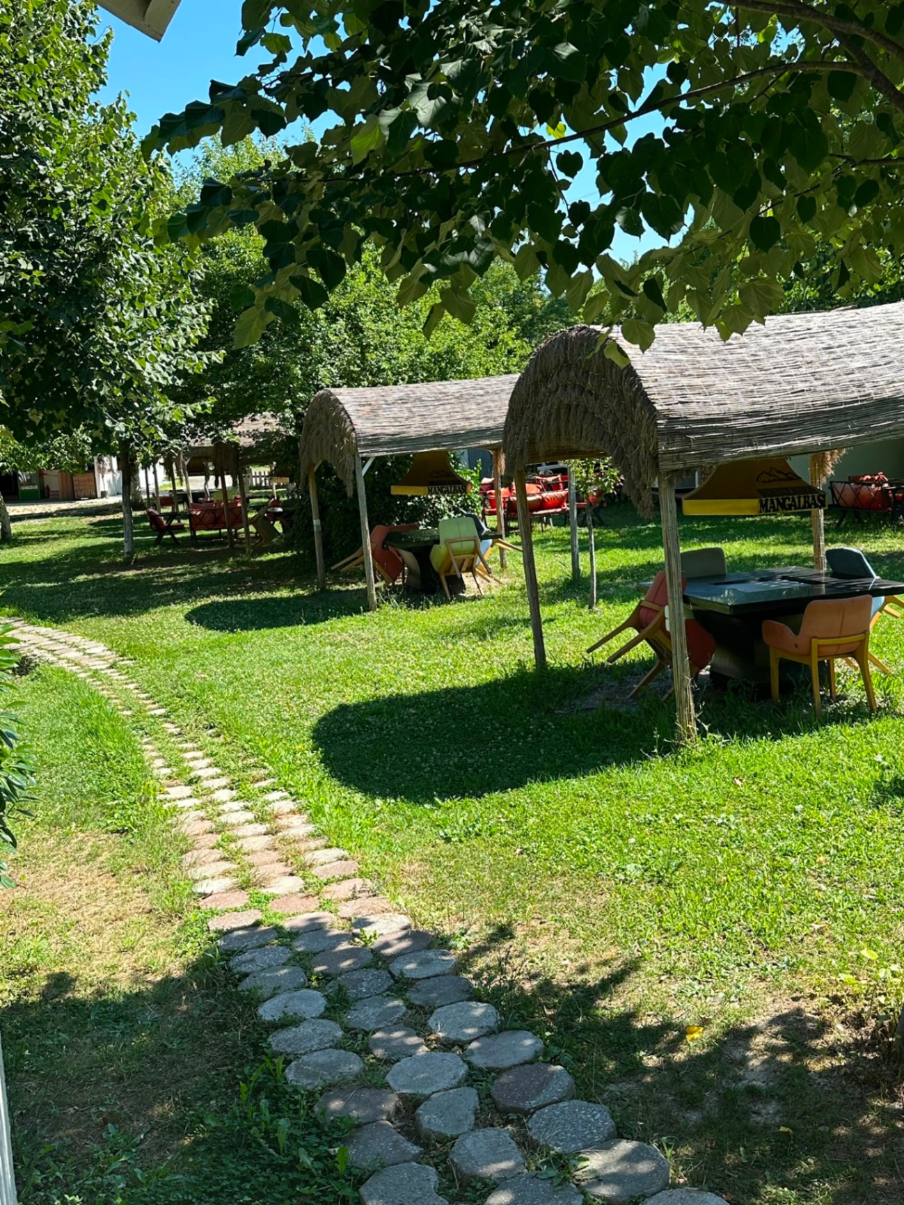 Hasır Çardaklı Bahçe