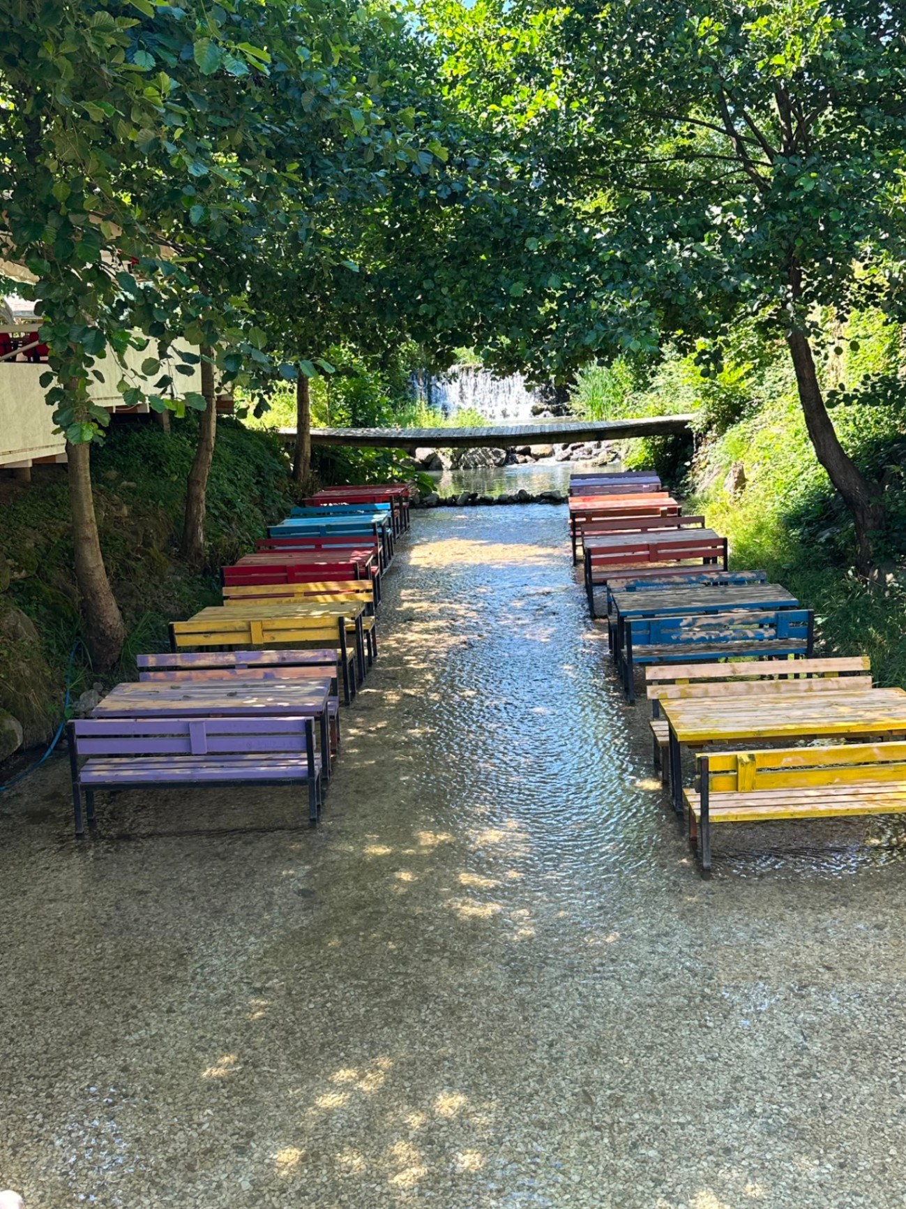 Nehir İçi Rengarenk Masalar